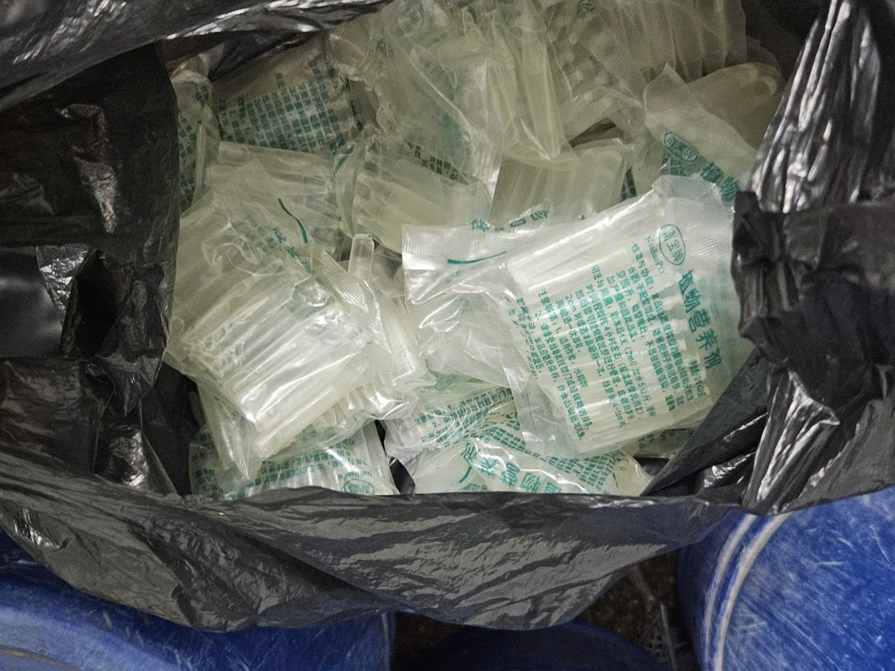 Các gói bột, tuyp chứa hoá chất cấm 6- benzylaminopurrine (Ảnh: Công an Quảng Ninh).