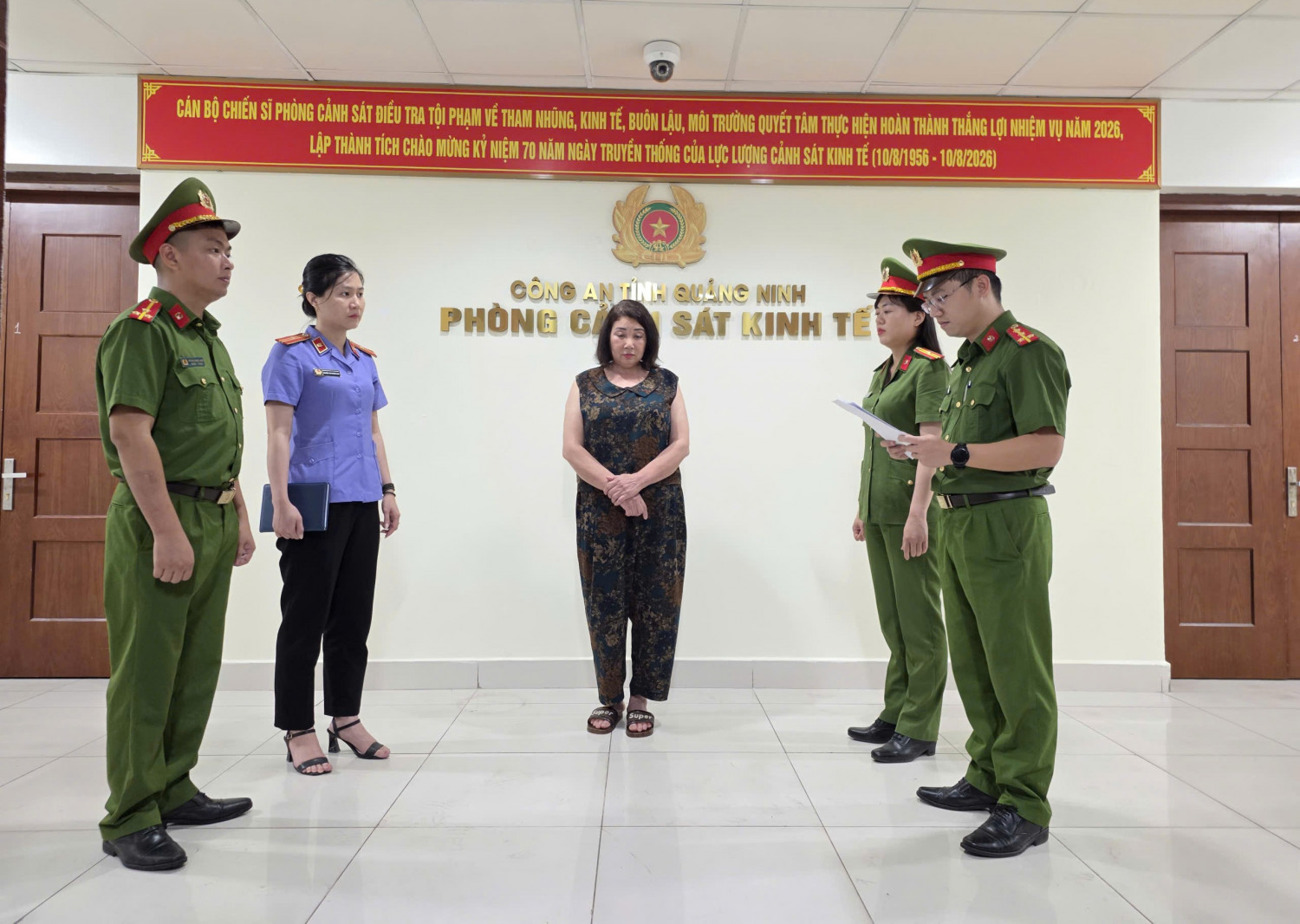 Cơ quan điều tra thi hành các quyết định tố tụng đối với Ngô Thị Nhự (Ảnh: Công an Quảng Ninh).