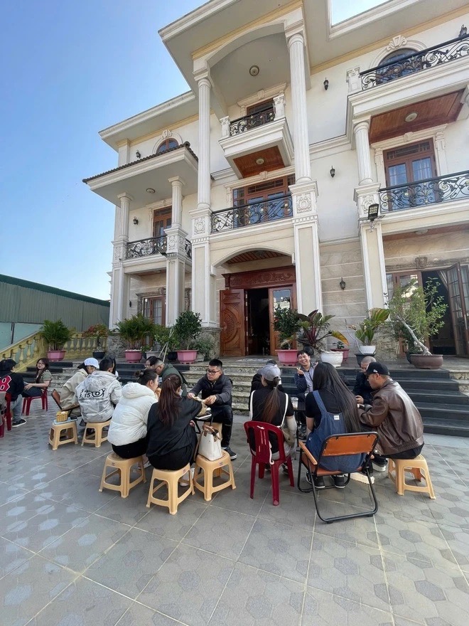 Thực khách được phục vụ ngay trong khuôn viên biệt thự. (Ảnh: Tri thức - Znews)