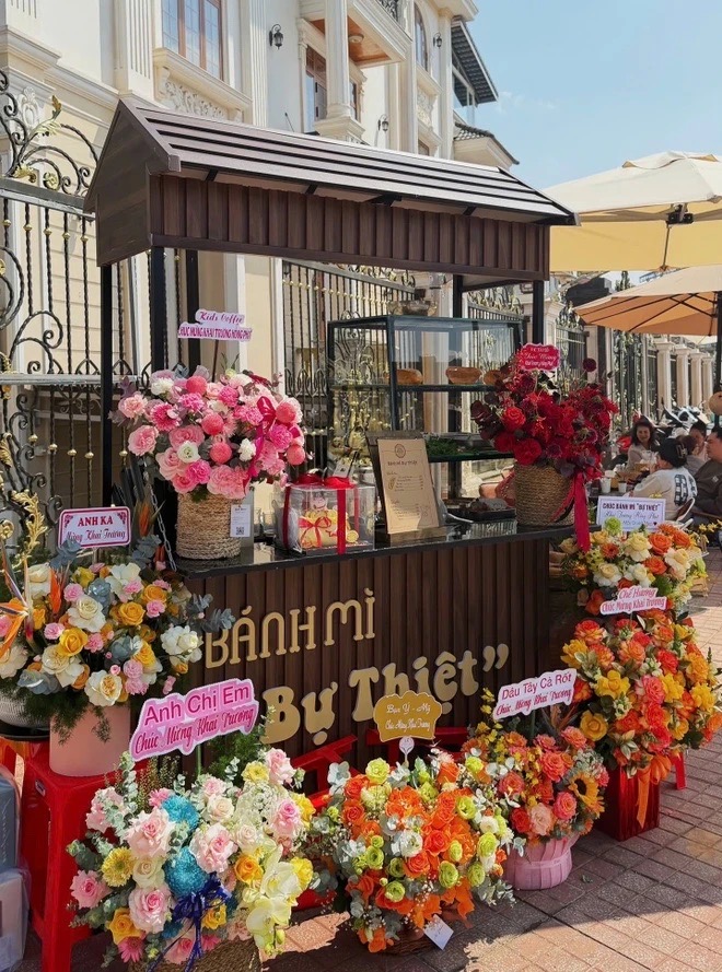Xe bánh mì của Nhã ngày khai trương. 