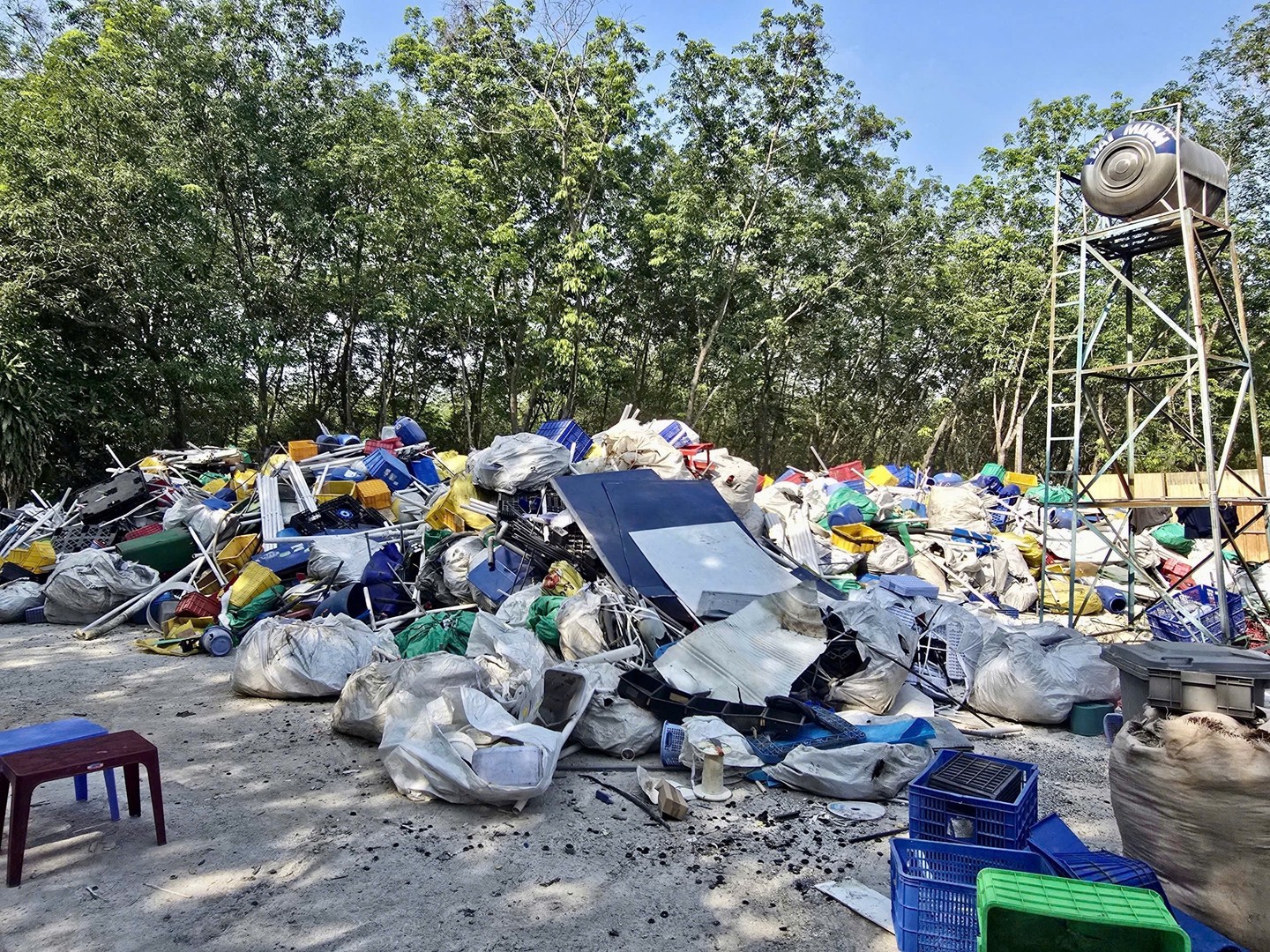 Hình ảnh những nơi tập kết chất thải nguy hiểm - Ảnh: Bộ Công an