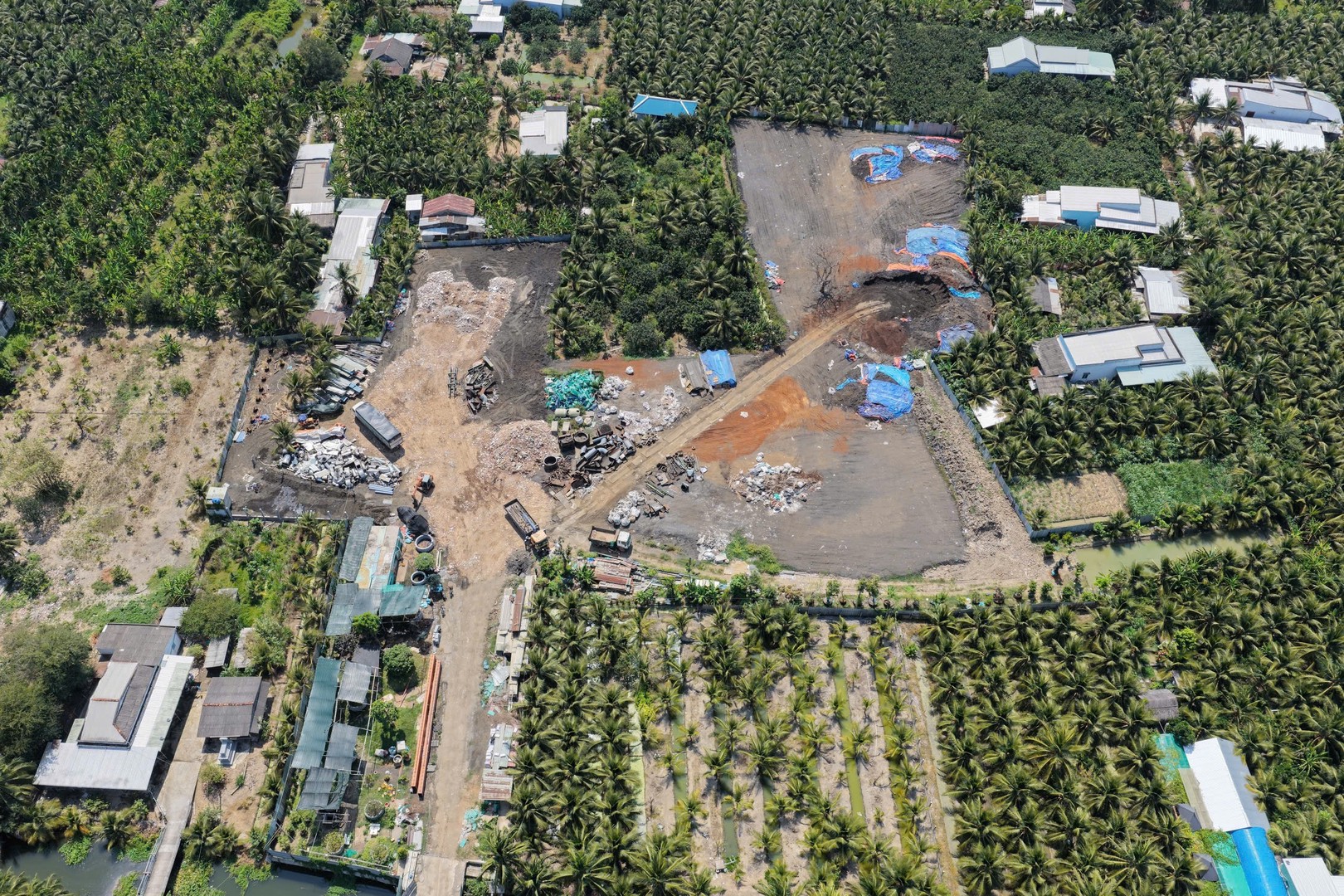 Hiện trường chôn lấp chất thải - Ảnh: Bộ Công an