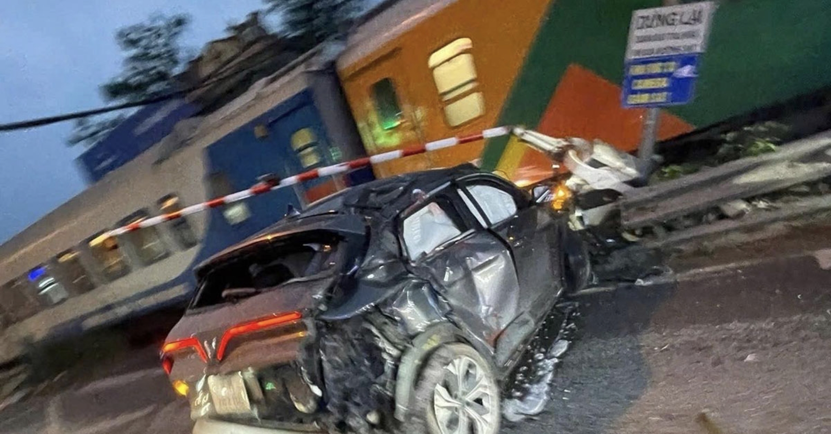 Chiếc xe bị tông biến dạng -Ảnh: 