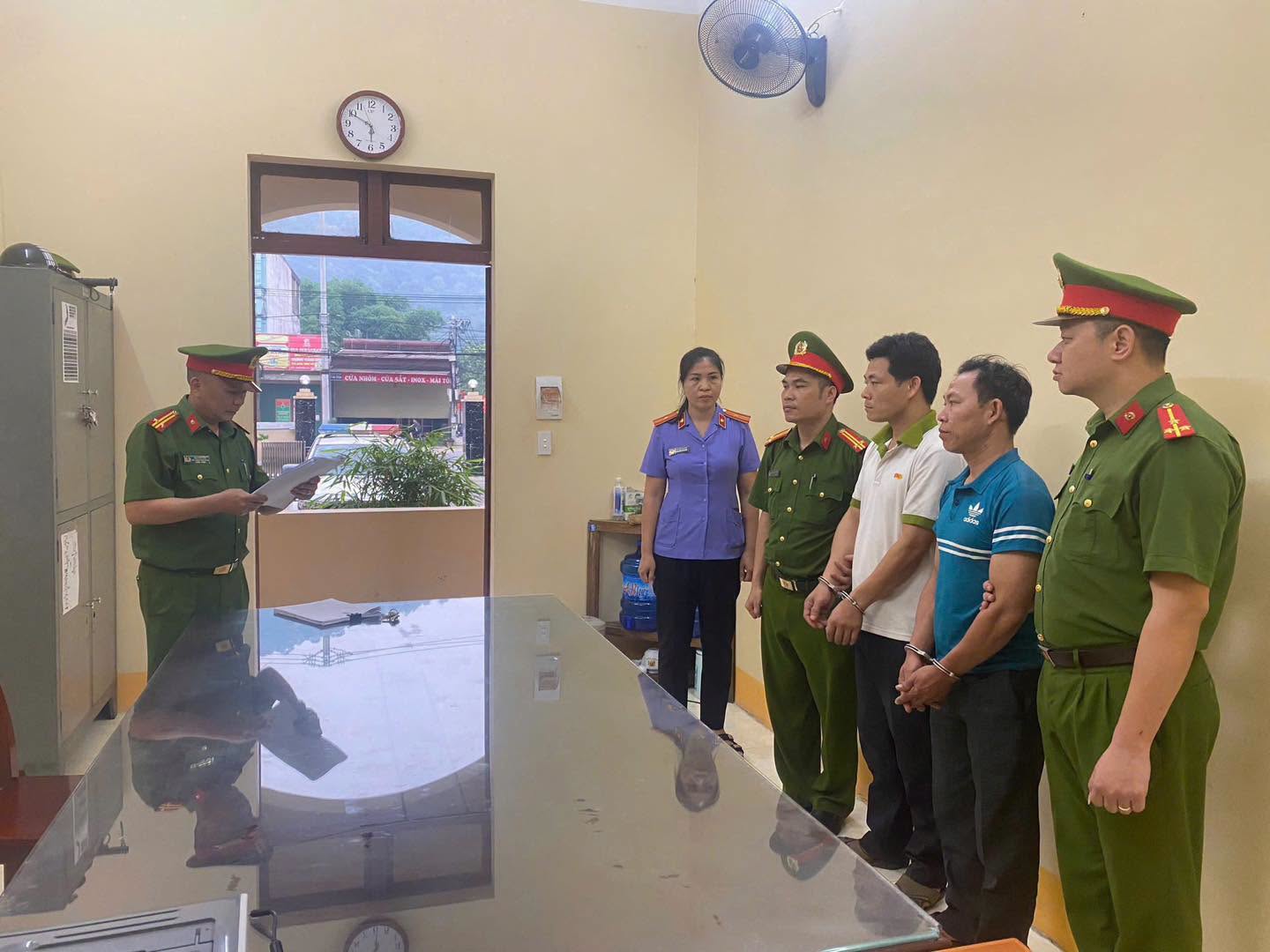 Đại diện cơ quan cảnh sát điều tra đọc lệnh tố tụng đối với các bị can (Ảnh: Công an Tuyên Quang).