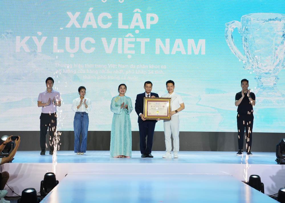 Tại sự kiện, đơn vị ra mắt bộ sưu tập còn nhận bằng xác lập kỷ lục Việt Nam.