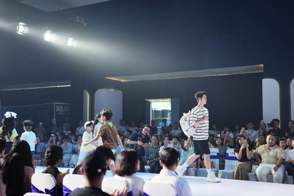 Dàn người mẫu trình diễn bộ sưu tập Xuân Hè 2026.