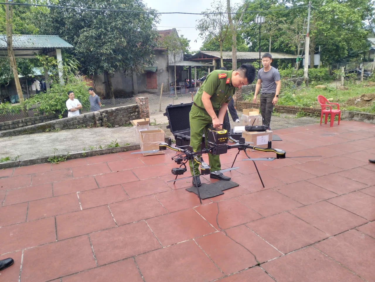 Cán bộ Trại giam Vĩnh Quang huy động flycam nhiệt để tìm kiếm nam sinh viên bị mất tích - Ảnh: CAND