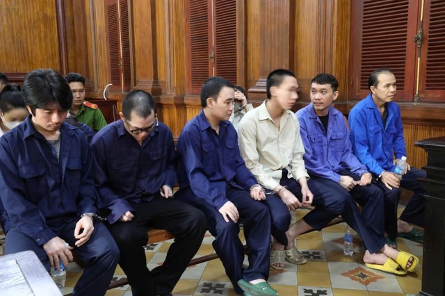 Các bị cáo tại phiên tòa sáng 20/4. Ảnh: CA TPHCM