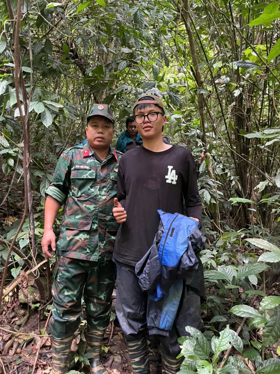 Nam sinh khi được lực lượng chức năng tiếp cận - Ảnh: Thượng tá Phan Văn Thực