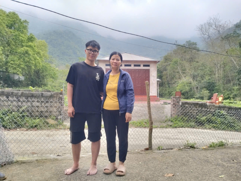 2 mẹ con vui mừng khi gặp lại - Ảnh: CAND