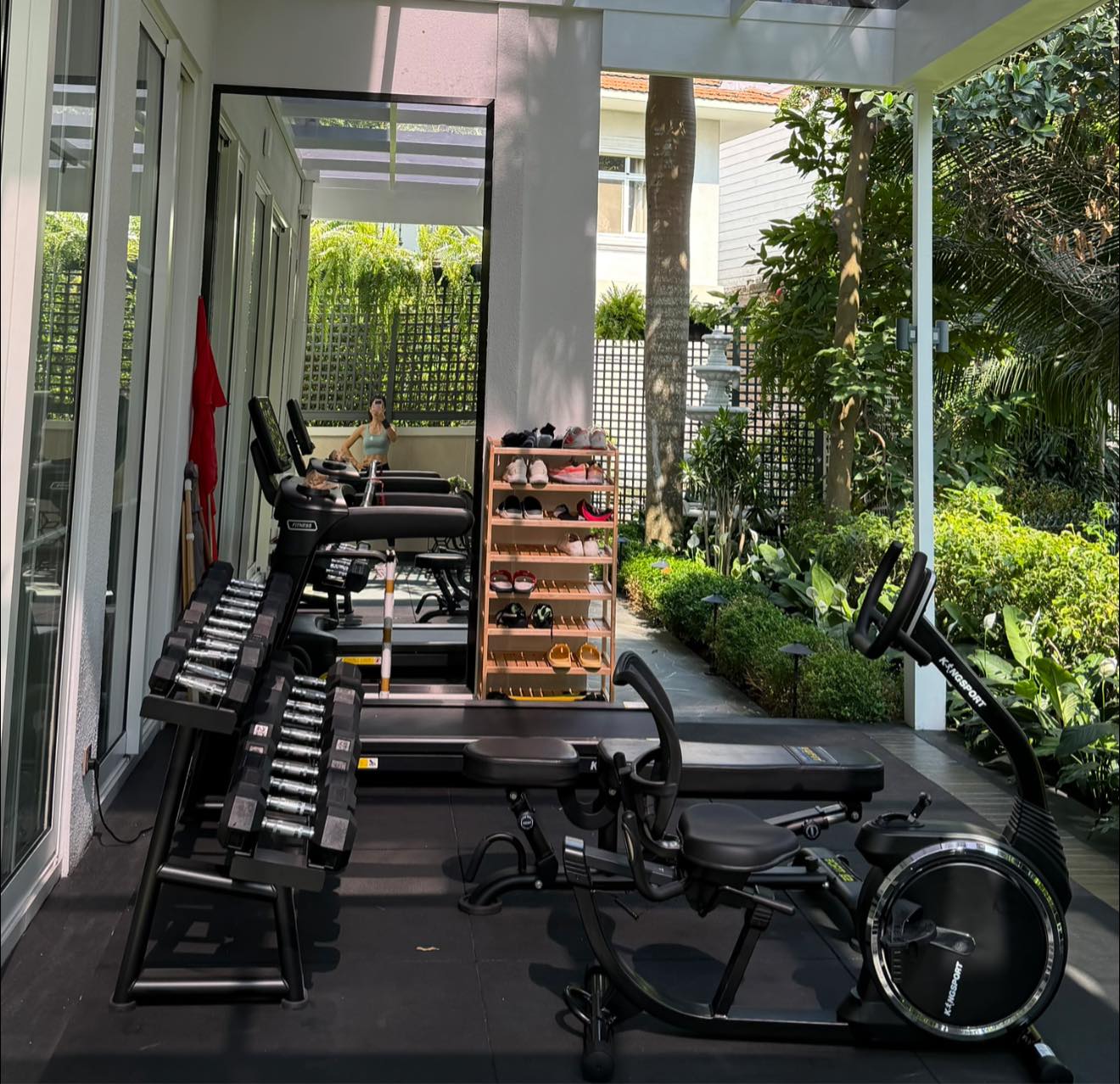 Biệt thự bề thế của gia đình Hoa khôi Thu Hương ở phường Tân Hưng, TP.HCM