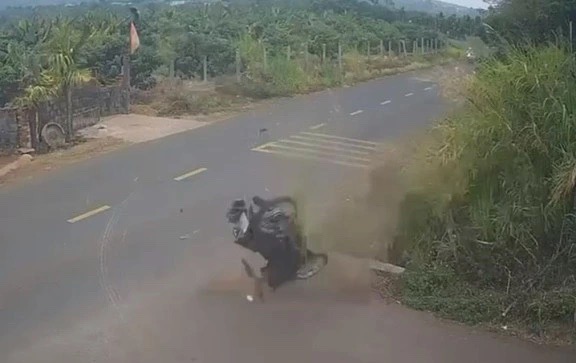 Diễn biến vụ tai nạn được camera an ninh ghi lại. (Ảnh: Cắt từ clip)