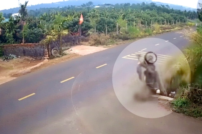 Vụ tai nạn được camera an ninh ghi lại gây xôn xao dư luận. (Ảnh cắt từ clip)