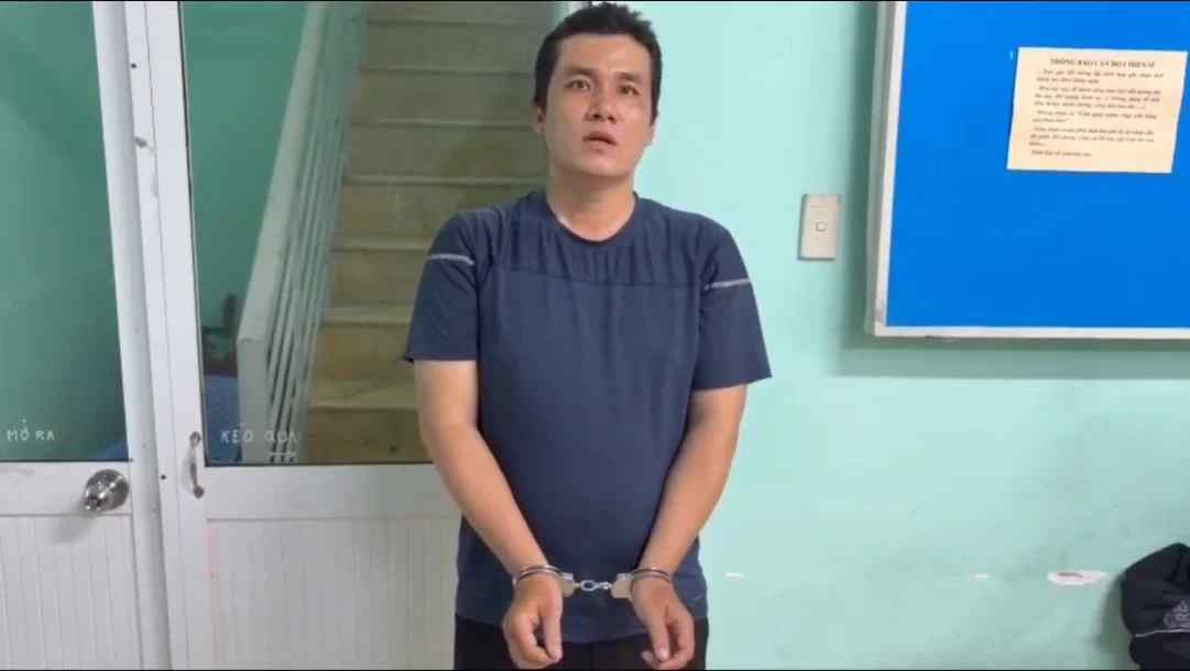 Đối tượng Hoà tại cơ quan công an - Ảnh: CA TPHCM