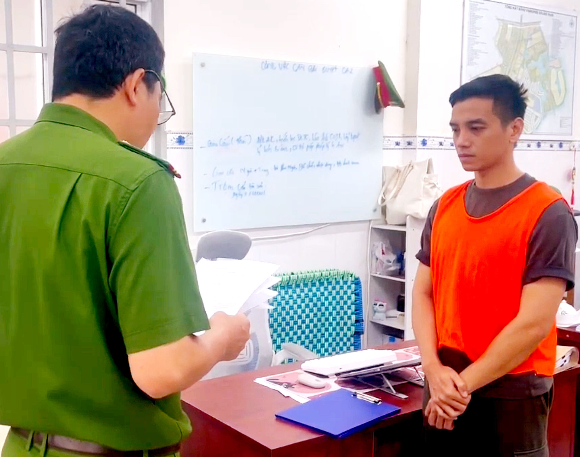   Cơ quan điều tra tống đạt lệnh bắt TikToker “Master Dũng Văn” - Ảnh: Công an TP.HCM  