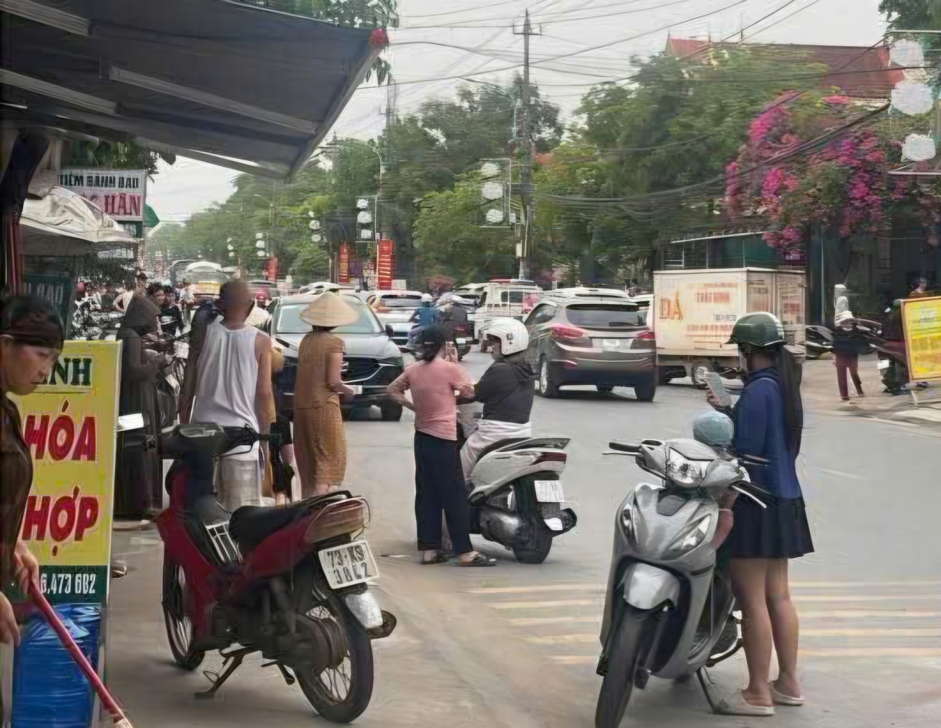 Khu vực quanh nhà bà T. sau khi xảy ra sự việc - Ảnh: VTC News