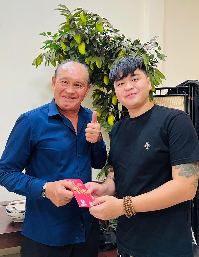 Nam ca sĩ lấy mẹ đơn thân nhận mình và cha ruột là huyền thoại: 