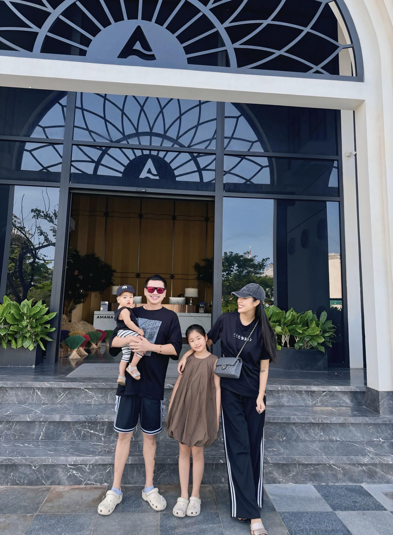 Căp đôi hiện sống cùng con trai và con gái riêng của Tăng Khánh Chi