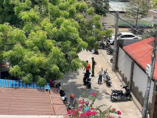 Sự việc xảy ra tại một quán nước trước cổng trường. (Ảnh: Người Lao Động) 