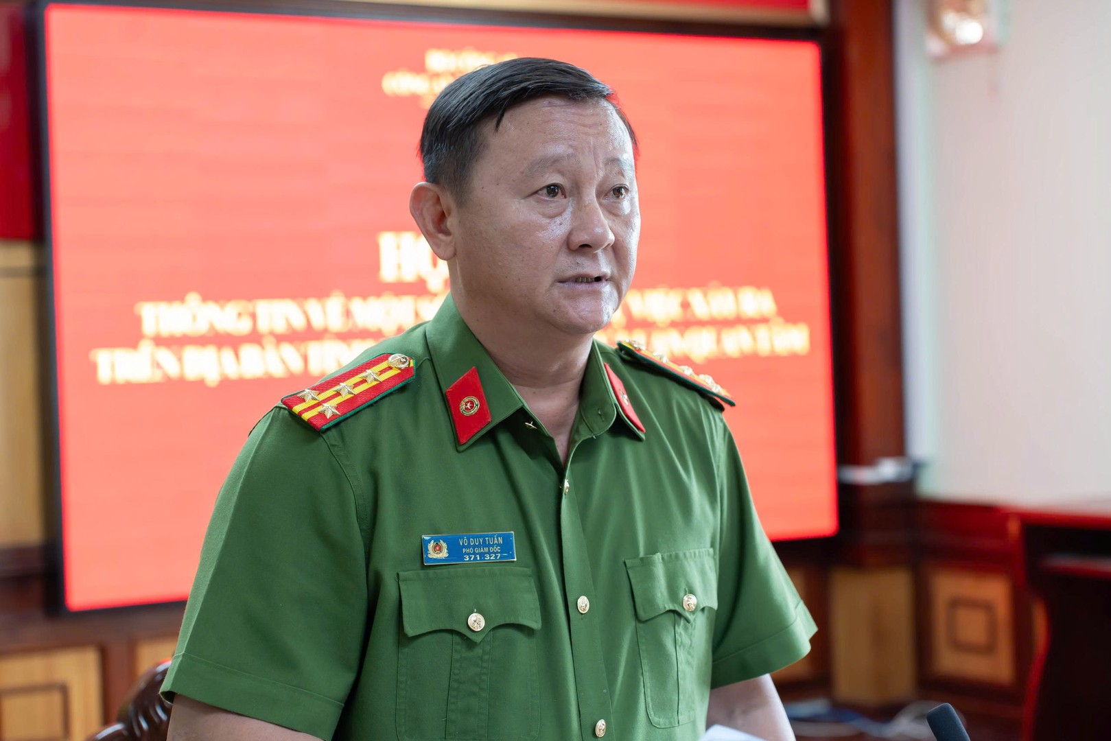 Đại tá Võ Duy Tuấn, Phó Giám đốc Công an tỉnh Đắk Lắk thông tin nội dung vụ việc đến các cơ quan báo chí về vụ việc. Ảnh: Bộ Công an