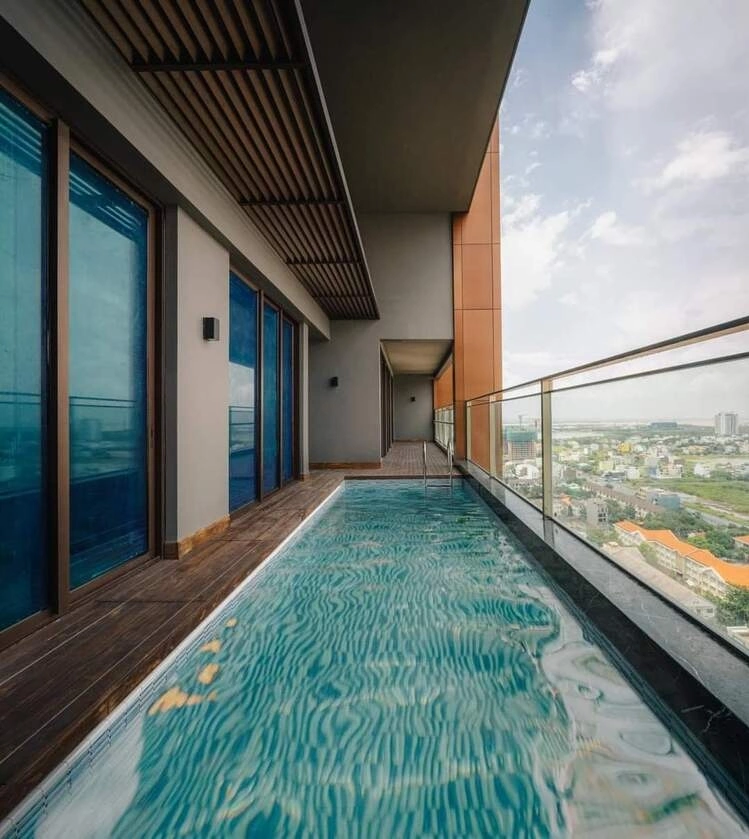 Bể bơi rộng 26m2 nằm ngay trong căn hộ