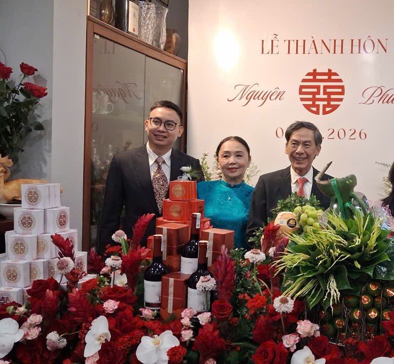 Vợ chồng NSND Bùi Bài Bình trong đám cưới của con trai