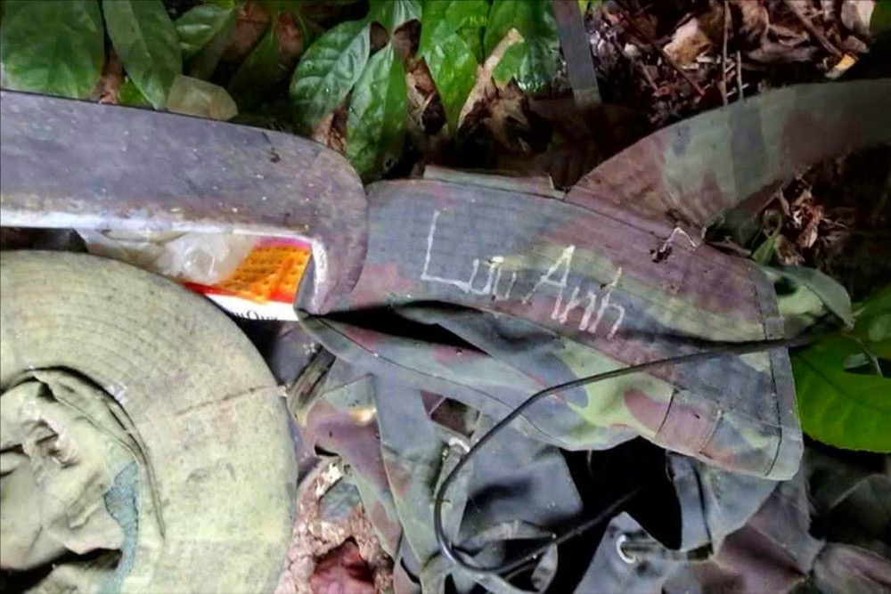 Tại hiện trường có chiếc áo, trên cổ áo ghi chữ 