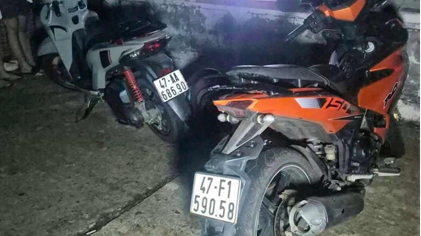 Hai chiếc xe máy để lại trên bờ. (Nguồn ảnh: PLO)