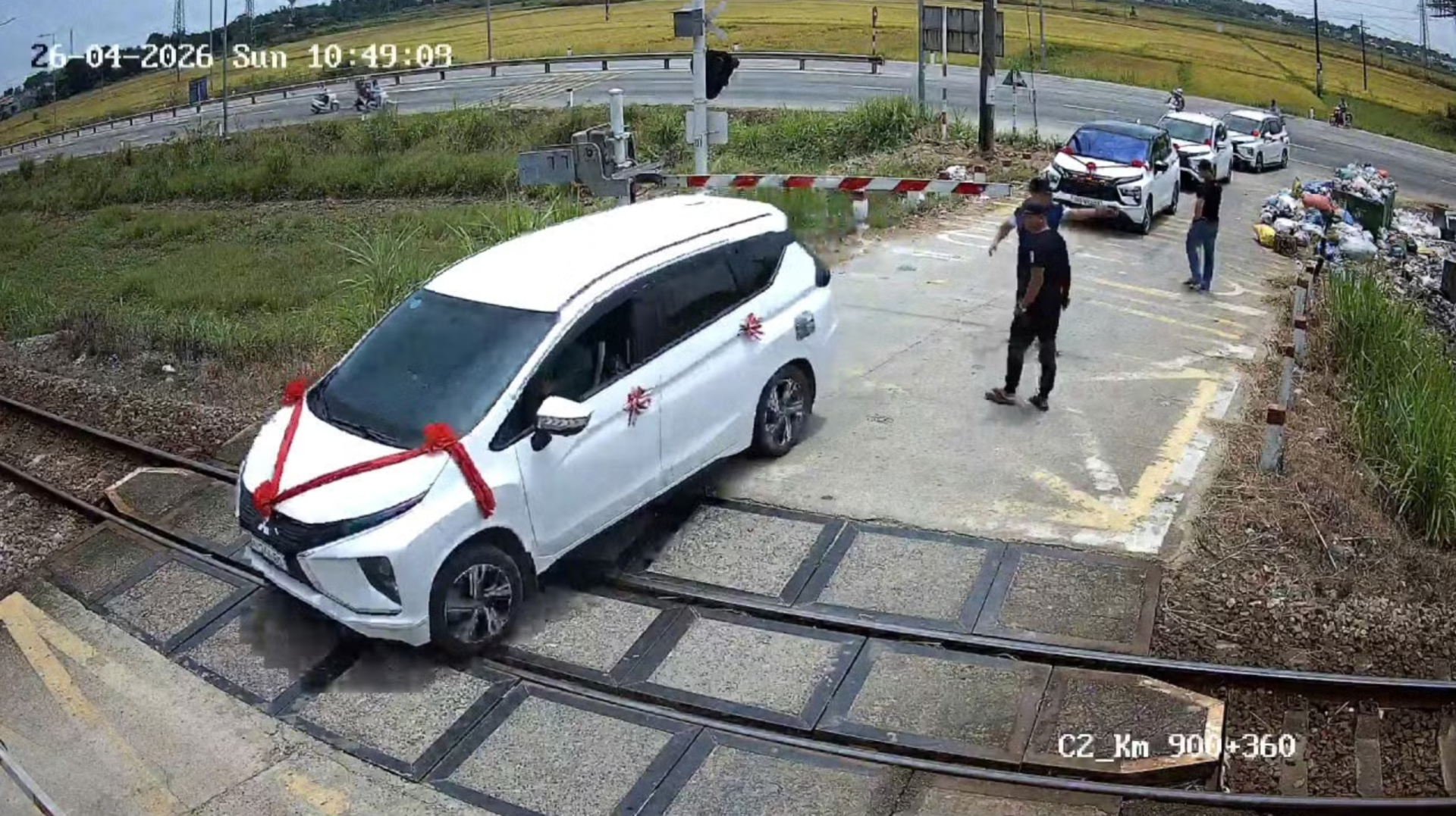 Chiếc xe trong đoàn rước dâu bị mắc kẹt trên đường ray khi tàu đang đến gần.