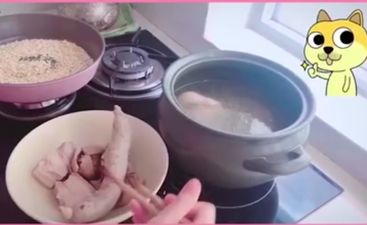 Cận cảnh nồi cháo lòng - bí quyết giữ chồng của Thủy Tiên.