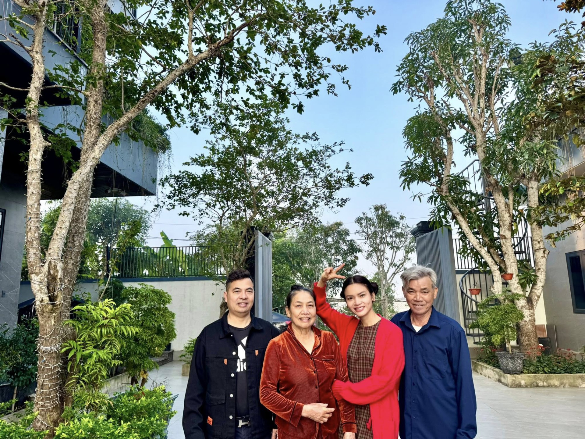 Phạm Phương Thảo sống cùng người thân trong biệt thự