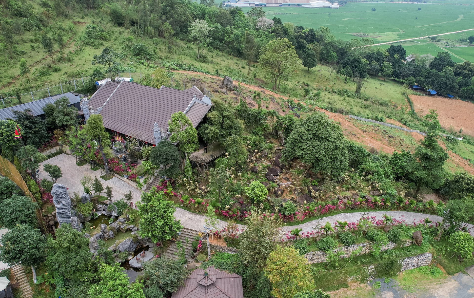 Nữ NSND xây biệt thự 10 phòng ngủ, sân pickleball trong biệt phủ 10.000m2 ở Hà Nội, 42 tuổi tái hôn