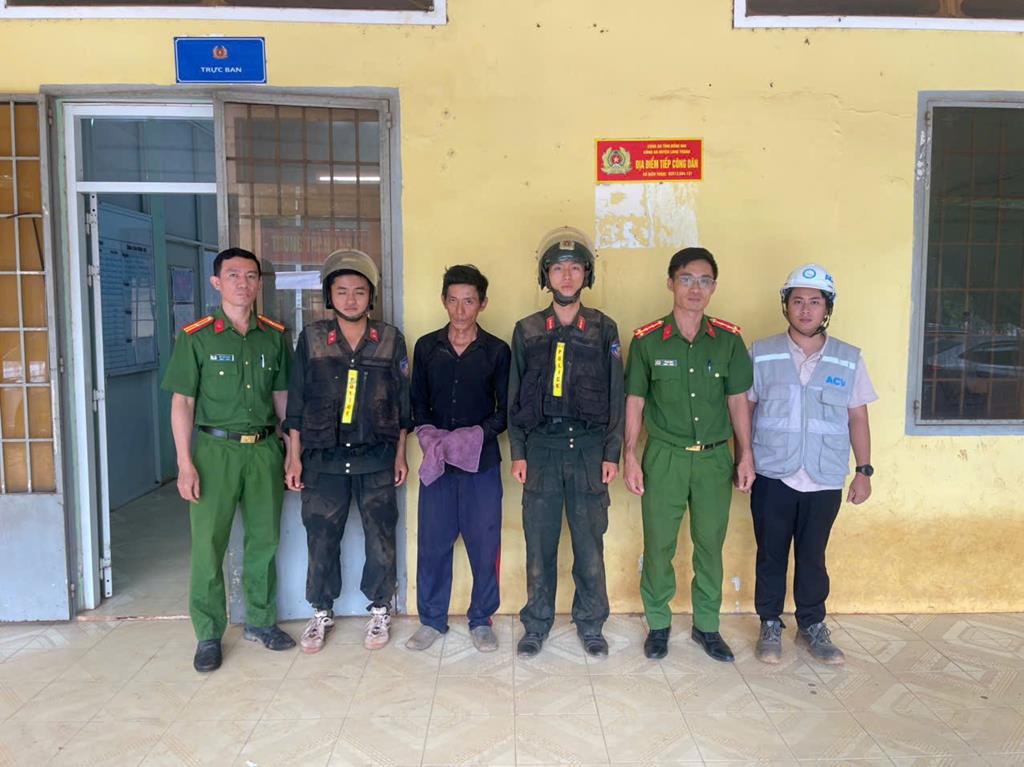  Đồn Công an Cảng HKQT Long Thành phối hợp Ban quản lý dự án Cảng HKQT Long Thành và Phòng Cảnh sát cơ động mời Nguyễn Hữu Nghĩa về trụ sở làm việc - Ảnh: Công an Đồng Nai