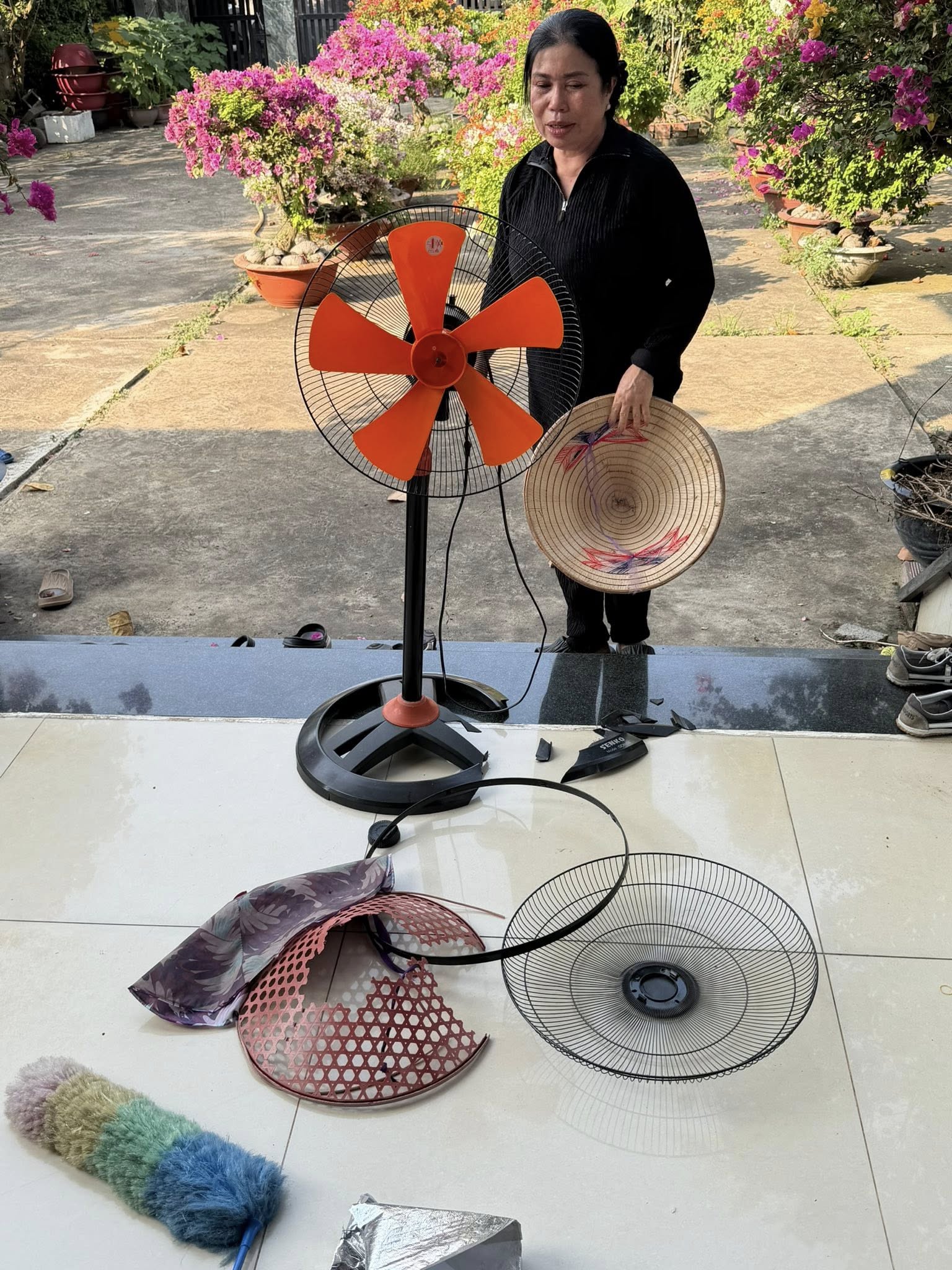 Những đồ vật bị con gà làm hỏng.