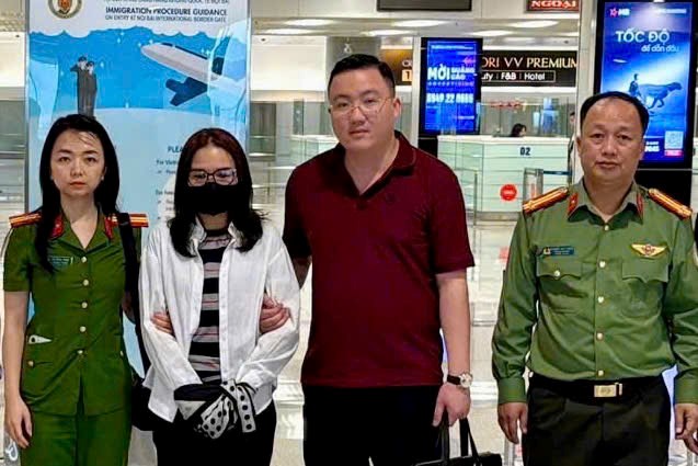 Hà Thị Ban (áo trắng) bị bắt ngay khi vừa tới sân bay - Ảnh: Công an Phú Thọ