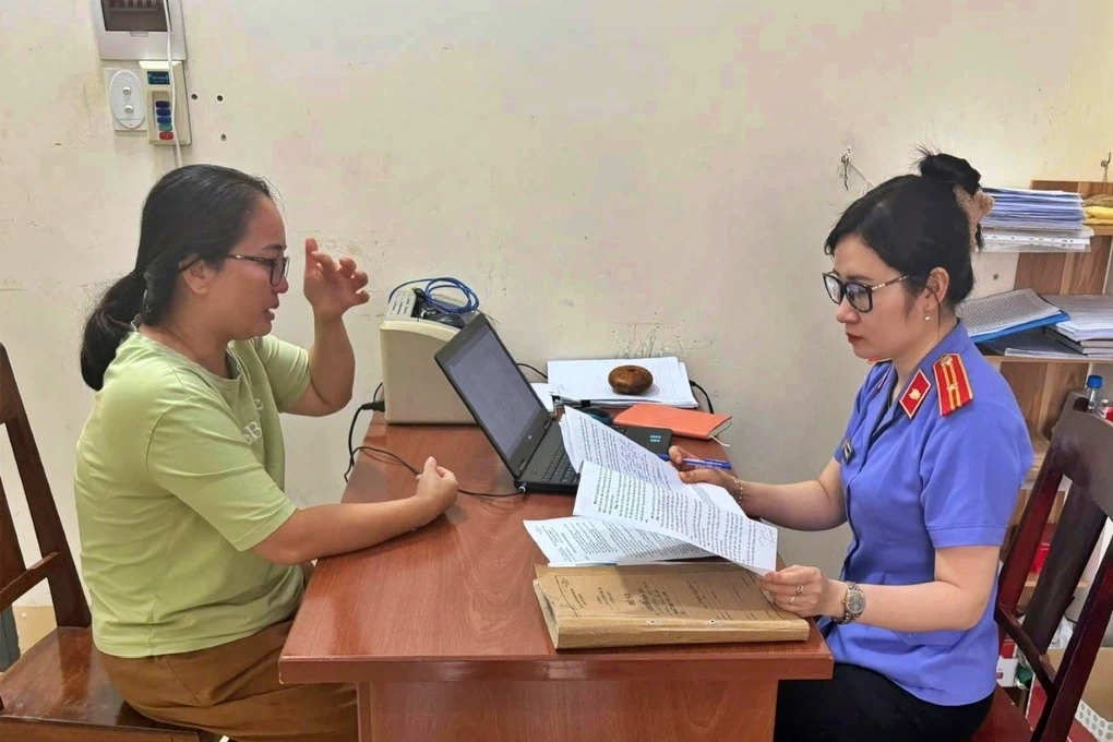 Nguyễn Kiều Nhi tại cơ quan điều tra - Ảnh: Người lao động