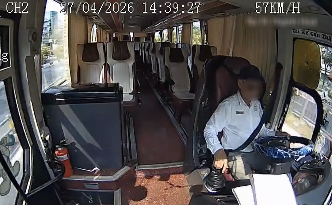 Bác tài không qua khỏi sau khi bị đột quỵ trong lúc đang lái xe. (Ảnh: Cắt từ clip)