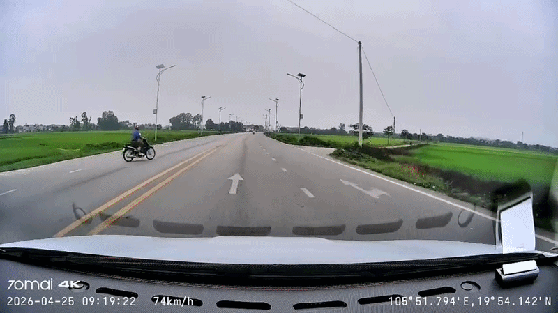 Clip xe ô tô húc bay xe máy xuống ruộng: Cục CSGT khẳng định tài xế không có lỗi