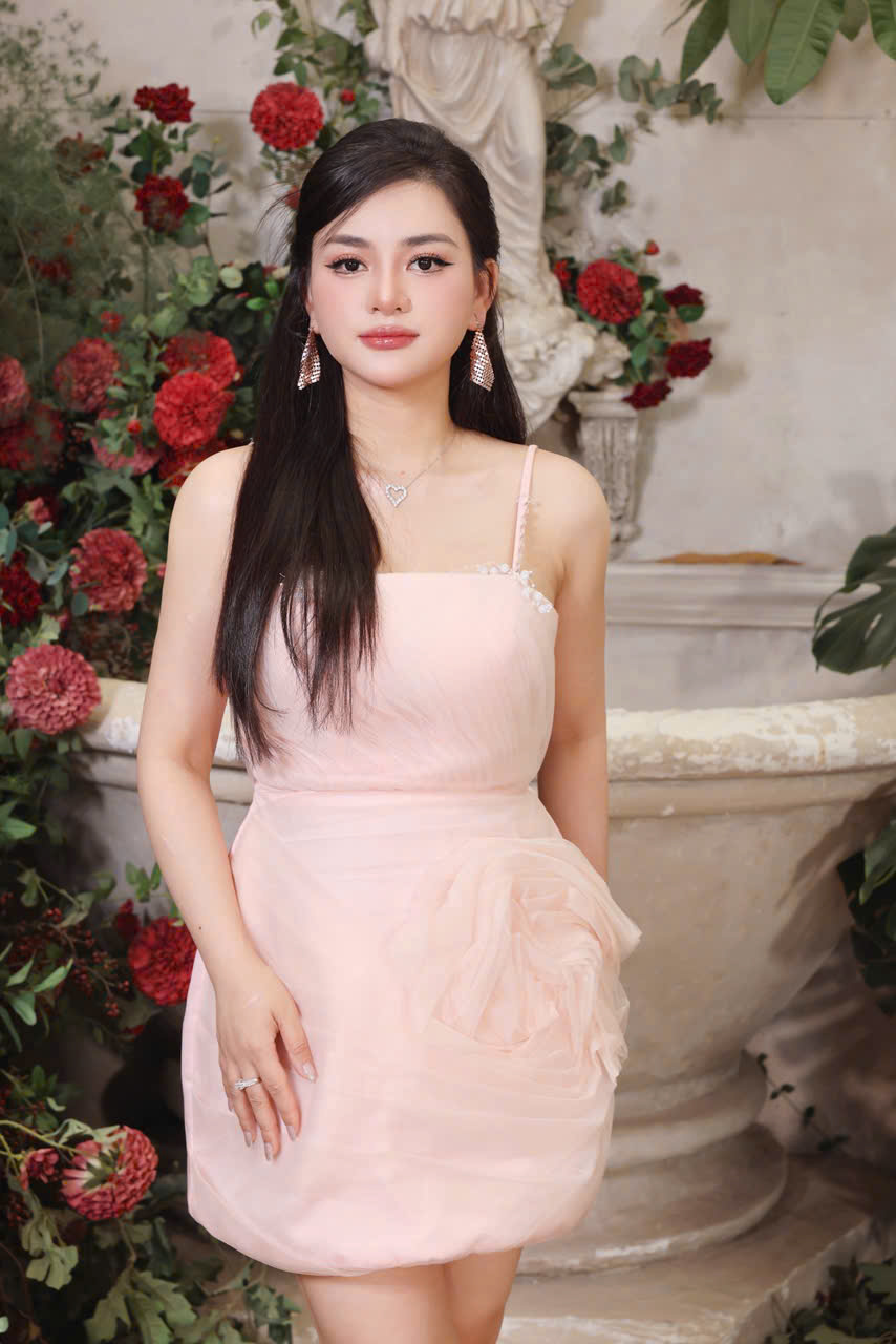 Nhan sắc 9x Trịnh Thu Bình đăng quang á hậu Mrs Eath Vietnam 2026