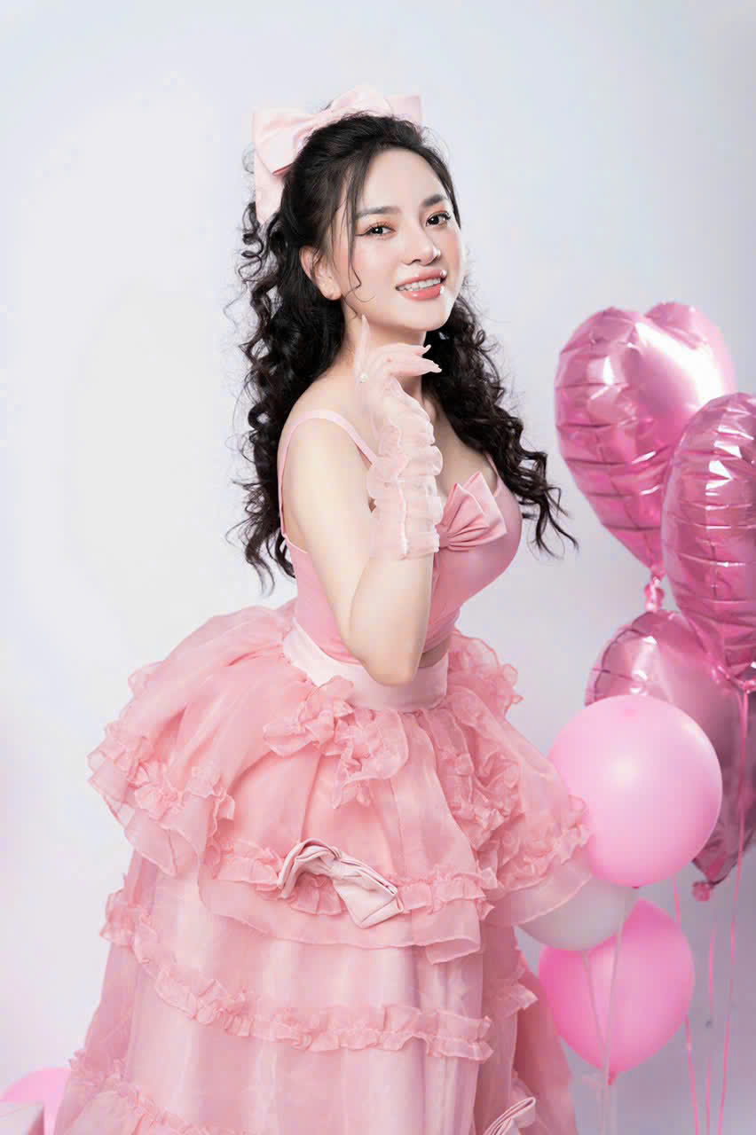 Nhan sắc 9x Trịnh Thu Bình đăng quang á hậu Mrs Eath Vietnam 2026