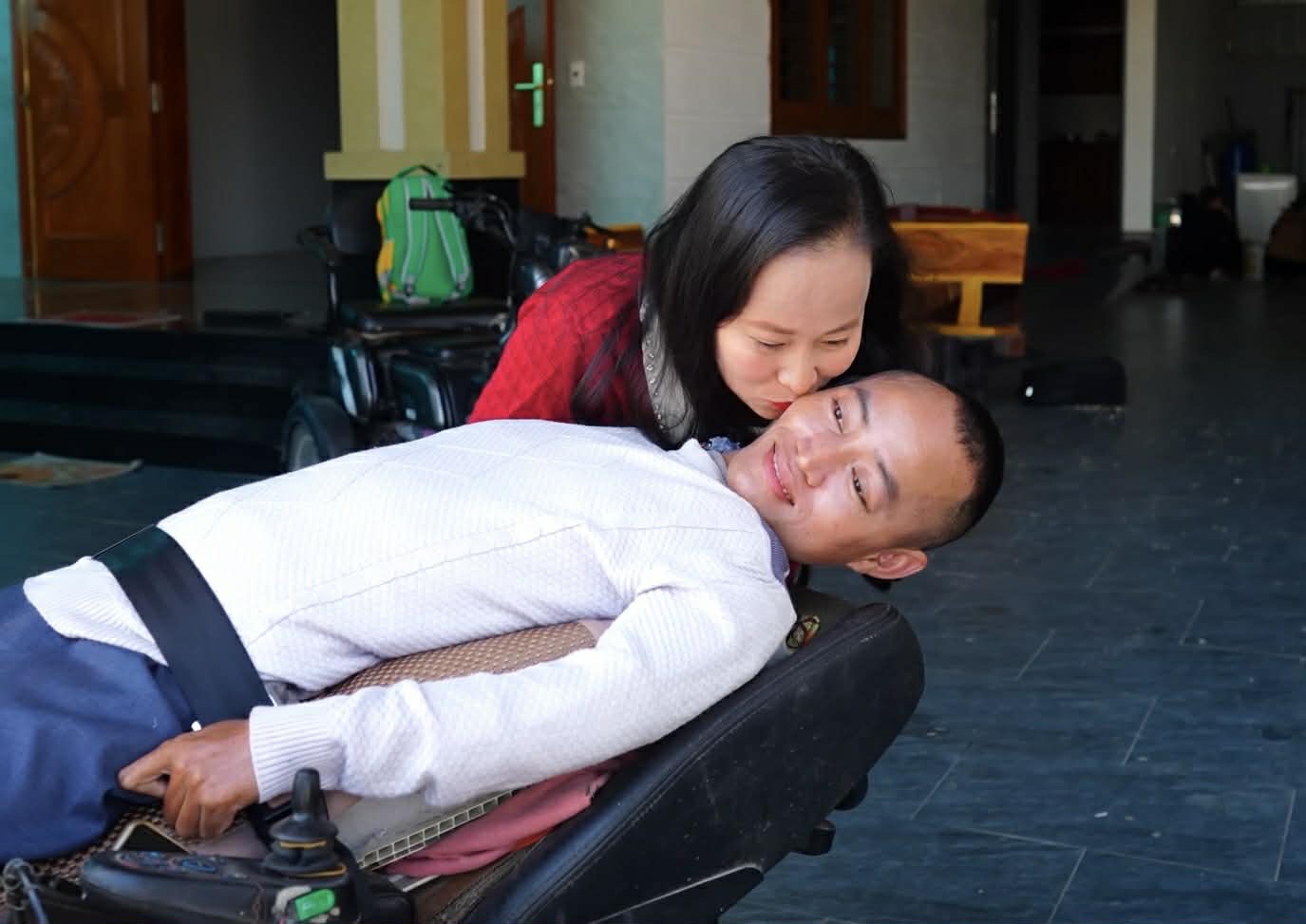 Anh Kỳ là kinh tế chính trong nhà. 