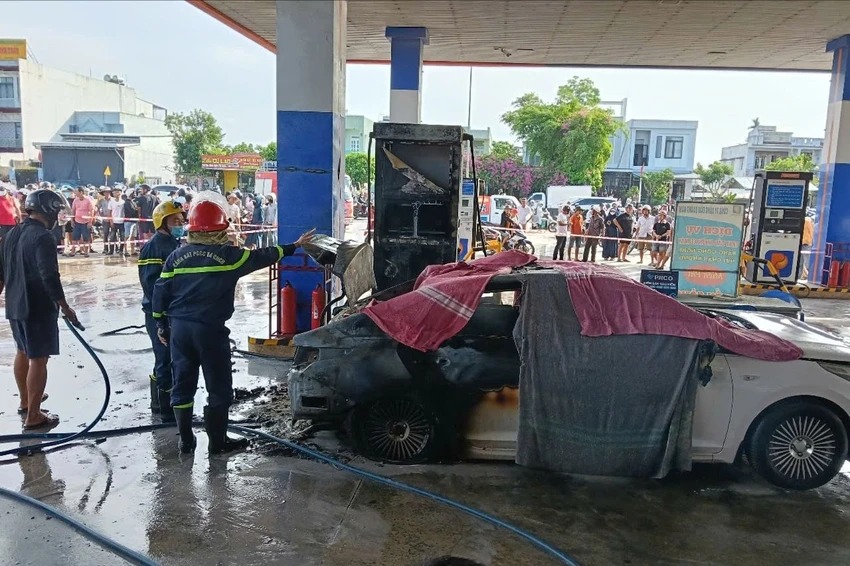 Vụ cháy khiến 2 người trong xe tử vong. (Ảnh: Pháp luật TP.HCM)