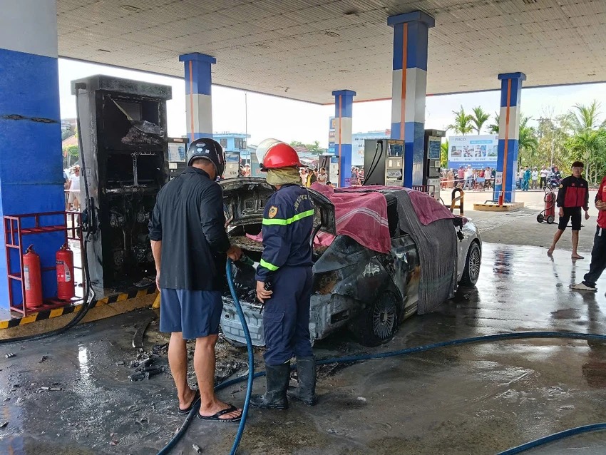 Vụ hỏa hoạn khiến 2 người tử vong, ô tô bị thiêu rụi 1 phần, 1 trụ bơm xăng hư hỏng nặng. (Ảnh: Pháp luật TP.HCM)