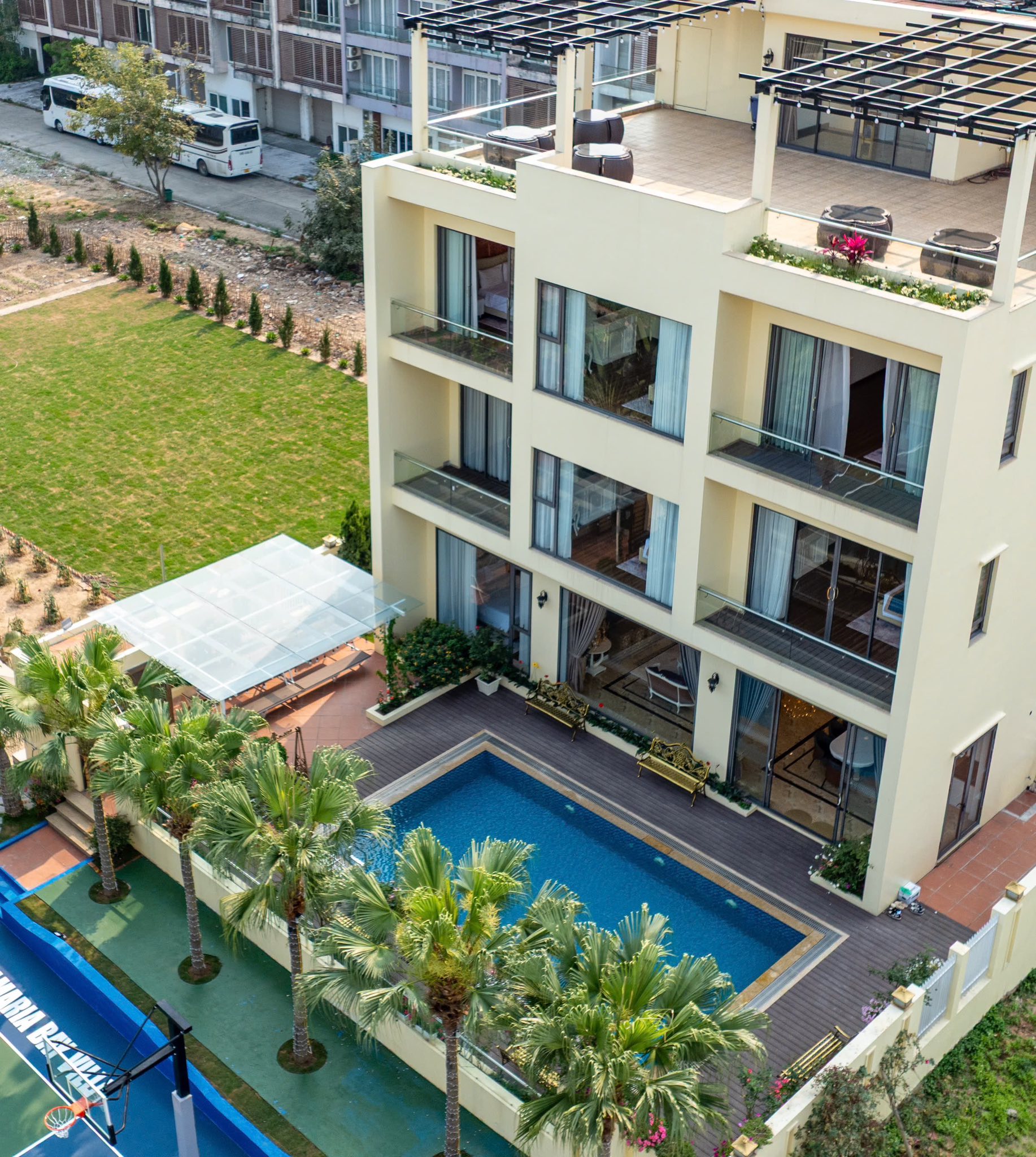 Trong số đó, căn biệt thự 10 phòng ngủ tại Tuần Châu, Quảng Ninh vừa khánh thành thu hút sự chú ý. Với quy mô diện tích lên đến 1.000m2, cơ ngơi này được thiết kế cao 3 tầng theo phong cách hiện đại kết hợp tân cổ điển, lấy tông màu trắng làm chủ đạo để tôn lên vẻ sang trọng và thanh thoát giữa không gian vịnh biển.