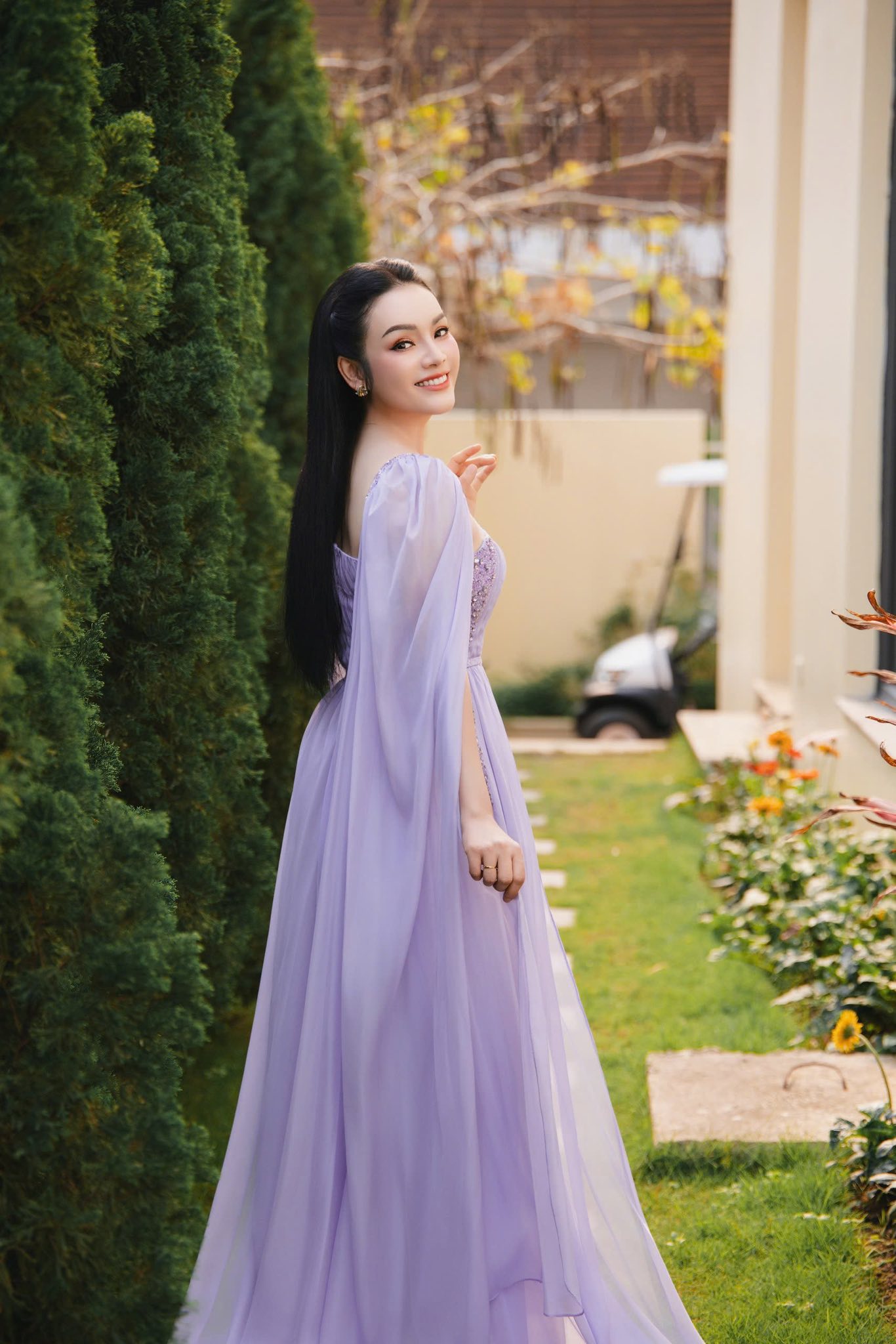 Trong bộ ảnh này, Tân Nhàn xuất hiện với hình ảnh dịu dàng, nền nã nhưng vẫn toát lên vẻ sang trọng rất riêng. Ở set váy tím pastel, nữ ca sĩ mang đến cảm giác nhẹ nhàng, nữ tính. Chất liệu voan mềm rủ theo từng nếp váy giúp tổng thể trở nên bay bổng, thanh thoát. Gương mặt trang điểm tự nhiên, làn da mịn màng cùng nụ cười nhẹ khiến cô trông trẻ trung hơn so với tuổi. Mái tóc dài suôn thẳng, vuốt gọn ra sau càng tôn lên đường nét gương mặt thanh tú. 