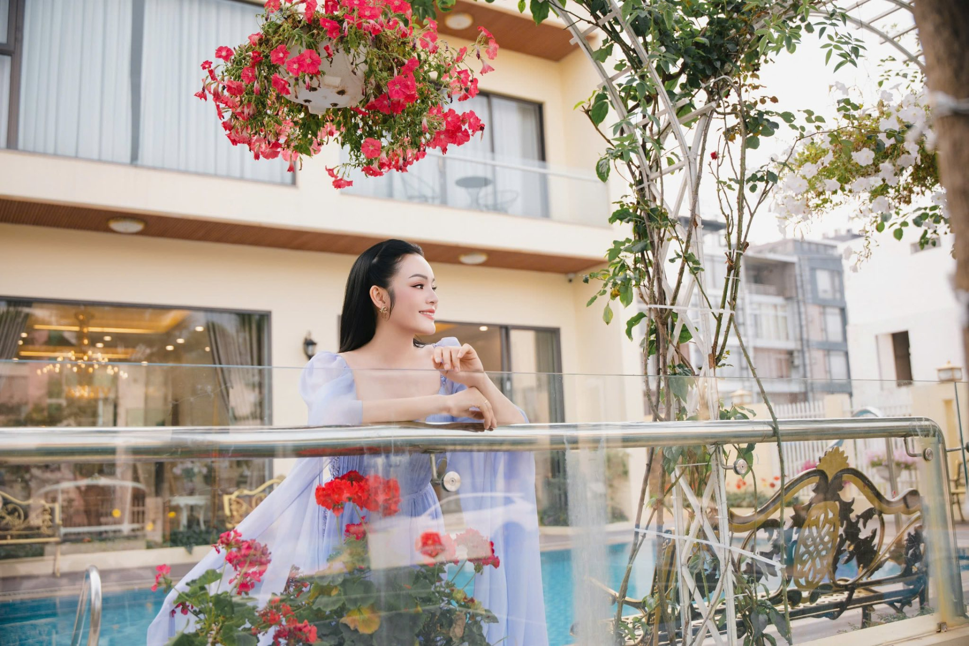 Không gian bên ngoài được chăm chút tỉ mỉ với nhiều tiện ích cao cấp như bể bơi ngoài trời hiện đại, sân bóng rổ riêng biệt và các khoảng sân vườn xanh mướt. Nữ nghệ sĩ cũng dành một phần diện tích đáng kể để trồng rau sạch và các loại hoa quý, tạo nên một hệ sinh thái vừa tiện nghi vừa gần gũi với thiên nhiên.