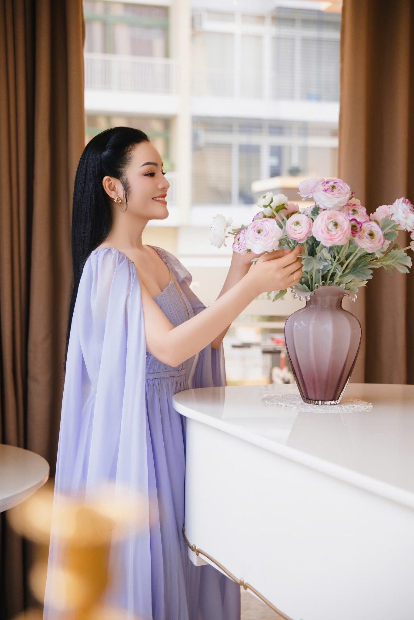 Sự nghiệp âm nhạc của Tân Nhàn gắn liền với những nỗ lực làm mới và tôn vinh các giá trị âm nhạc truyền thống. Với những cống hiến bền bỉ cho nghệ thuật nước nhà, cô vinh dự được Nhà nước phong tặng danh hiệu Nghệ sĩ Ưu tú vào năm 2023.
