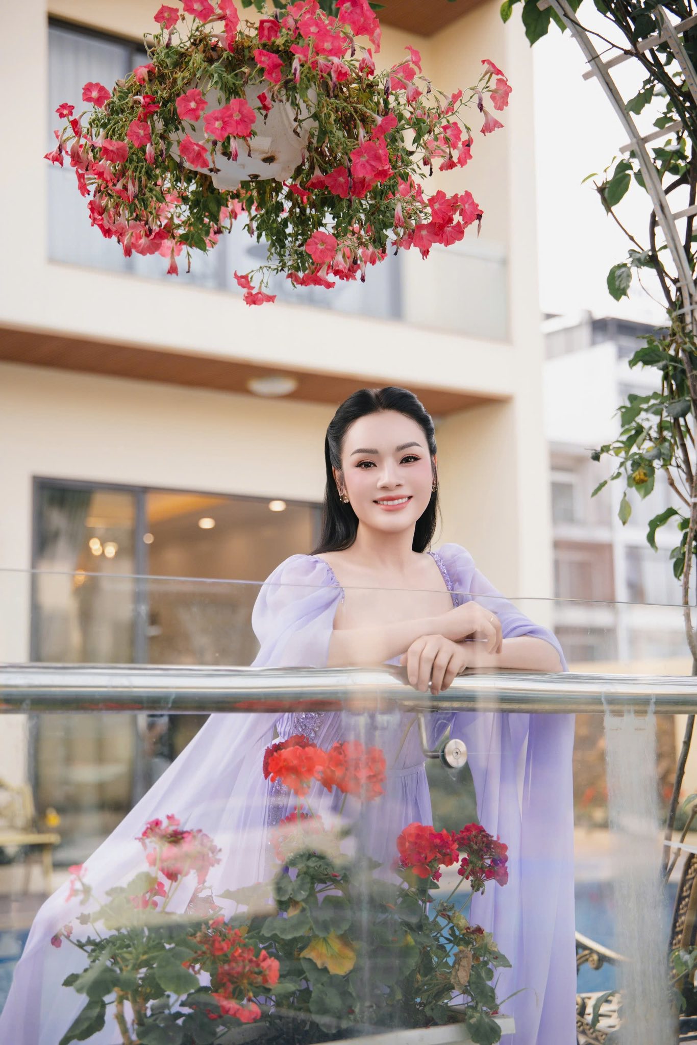 Bên cạnh vai trò ca sĩ, Tân Nhàn còn là một trí thức và nhà giáo uy tín trong lĩnh vực âm nhạc. Sau nhiều năm giảng dạy và giữ chức vụ Phó Trưởng khoa, từ tháng 5/2024, cô chính thức đảm nhận vai trò Trưởng khoa Thanh nhạc của Học viện Âm nhạc Quốc gia Việt Nam. Đặc biệt, vào tháng 12/2025, ở tuổi 43, cô đã chính thức được bổ nhiệm chức danh Phó Giáo sư, trở thành nữ ứng viên duy nhất trong lĩnh vực nghệ thuật đạt được học hàm này trong đợt xét duyệt năm 2025.