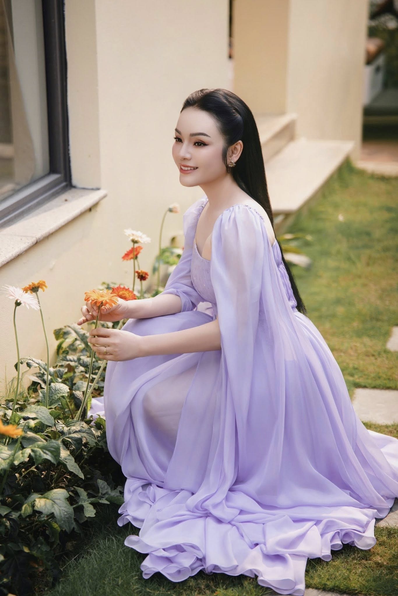 Mới đây, NSƯT Tân Nhàn cũng gây chú ý khi thực hiện loạt bộ ảnh chụp tại cơ ngơi hoành tráng này. Ở tuổi 44, cô vẫn vô cùng trẻ trung và xinh đẹp. Loạt ảnh trong biệt thự sang trọng khiến nhiều người ví von Tân Nhàn đẹp lộng lẫy như nàng công chúa trong lâu đài của truyện cổ tích.