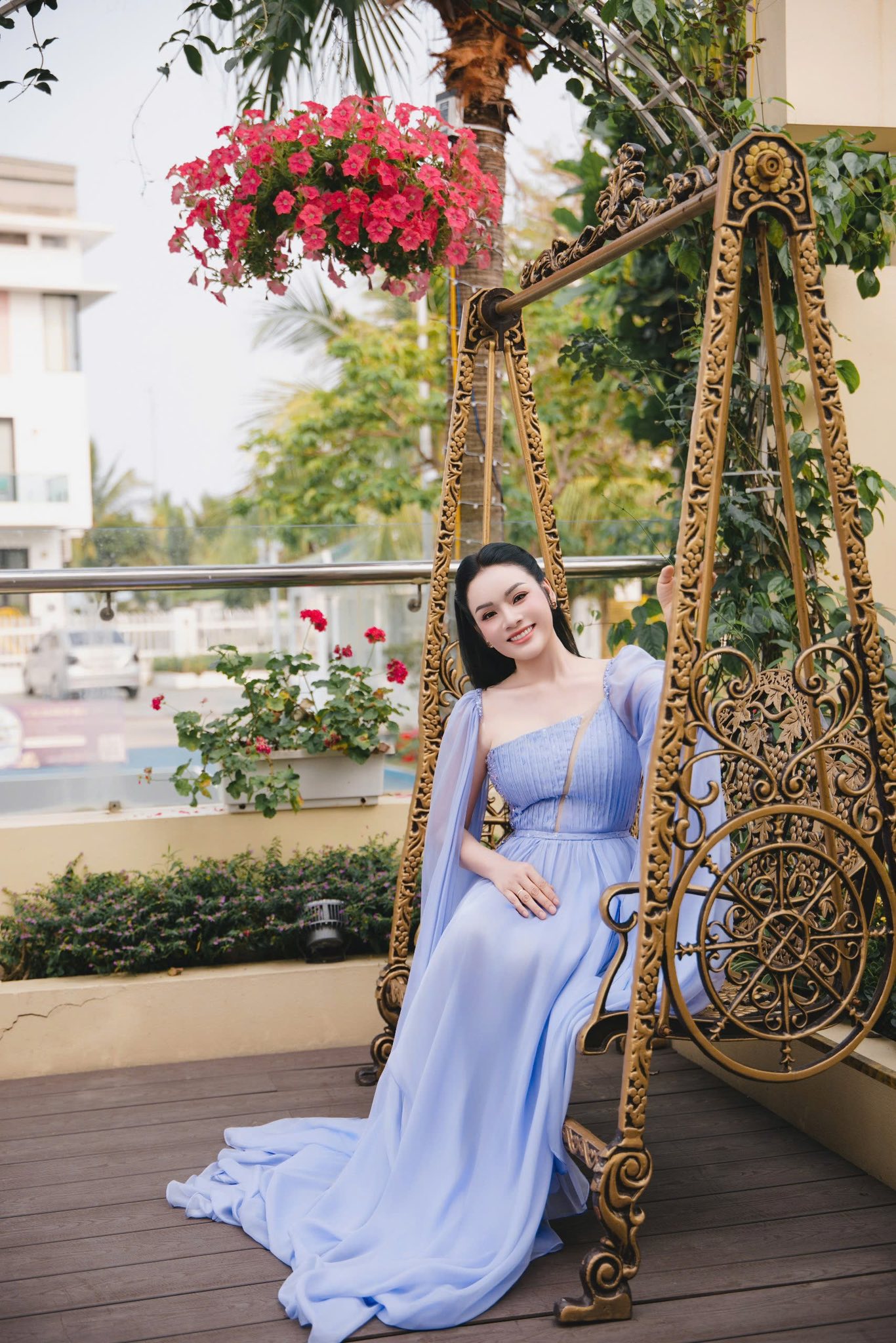 NSƯT Tân Nhàn sinh năm 1982 tại Hà Nam, hiện là một trong những gương mặt tiêu biểu nhất của dòng nhạc dân gian đương đại Việt Nam. Cô được công chúng biết đến rộng rãi sau khi giành giải Nhất dòng nhạc dân gian cùng giải Khán giả bình chọn tại cuộc thi Sao Mai 2005 với ca khúc Trăng khuyết. 